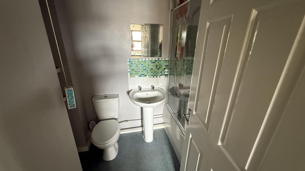 Lot: 144 - VACANT STUDIO FLAT FOR INVESTMENT - Internal image of bathroom from hallway